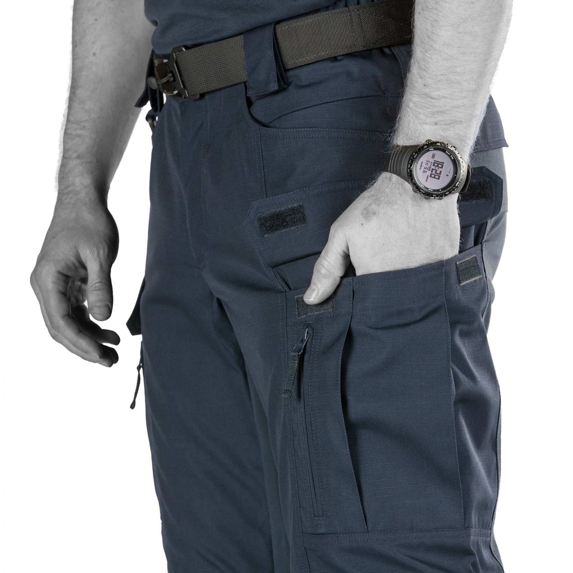 Easily stow and access your gear with P-40 Classic Gen.2 Tactical Pants. Seven spacious pockets offer ample storage for essentials.